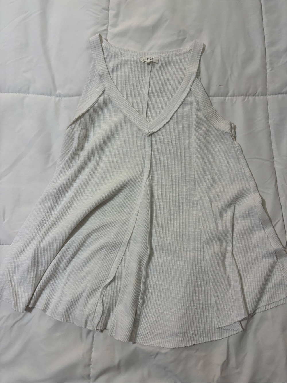 LA MIEL White Ribbed V-Neck Flowy Tank